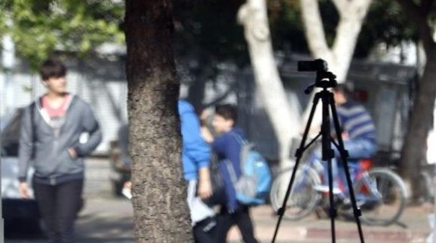 Kayıt Yapar Halde Ref&uuml;jde Bırakılan Kamera Polisi Alarma Ge&ccedil;irdi