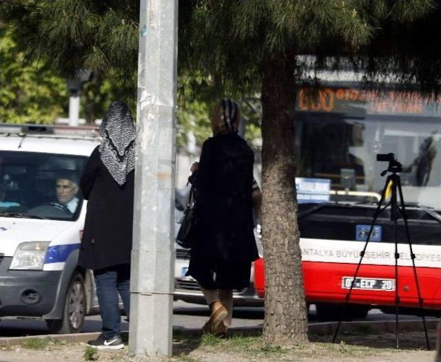 Kayıt Yapar Halde Refüjde Bırakılan Kamera Polisi Alarma Geçirdi