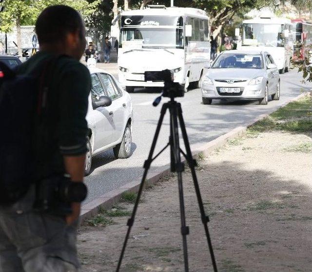 Kayıt Yapar Halde Refüjde Bırakılan Kamera Polisi Alarma Geçirdi