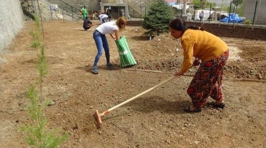 Kulp’ta Yapılan Çocuk Parkı Tamamlanmak Üzere