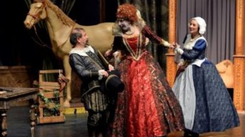 Bir Gecede 3 Ayrı Oyun Tiyatroseverlerle Buluştu