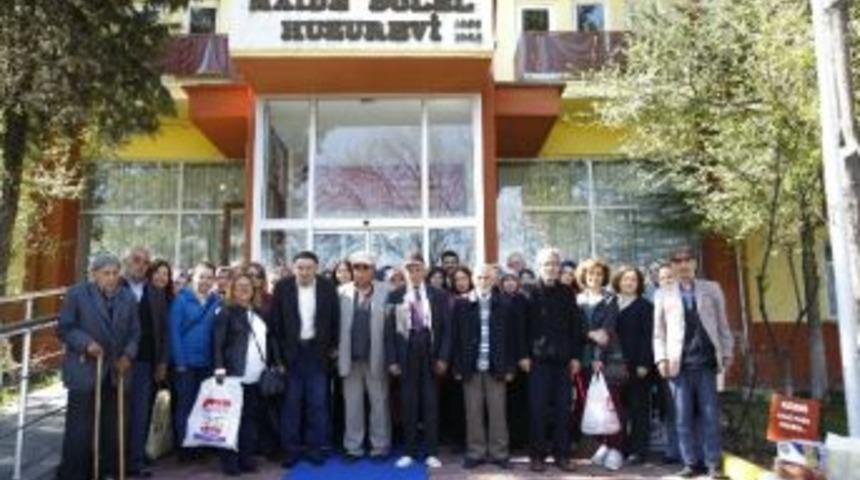 El Emeği Ürünleri Yaşlılara Hediye Ettiler