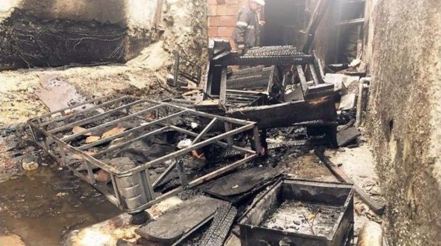 Mangaldan Sı&ccedil;rayan Kıvılcımlar Evi Yakacaktı