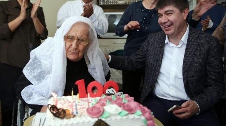 Emine Nine 100 Yaşında İlk Kez Doğum G&uuml;n&uuml; Kutladı