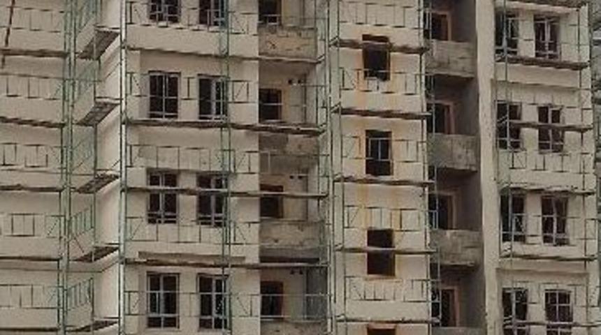 Paralarını Alamadıklarını İddia Eden İş&ccedil;iler &Ccedil;atıya &Ccedil;ıktı