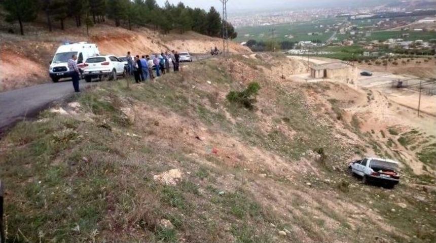 Otomobil Şarampole Yuvarlandı