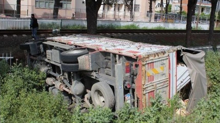 R&uuml;zgardan Savrulan Kamyon Şarampole Yuvarlandı