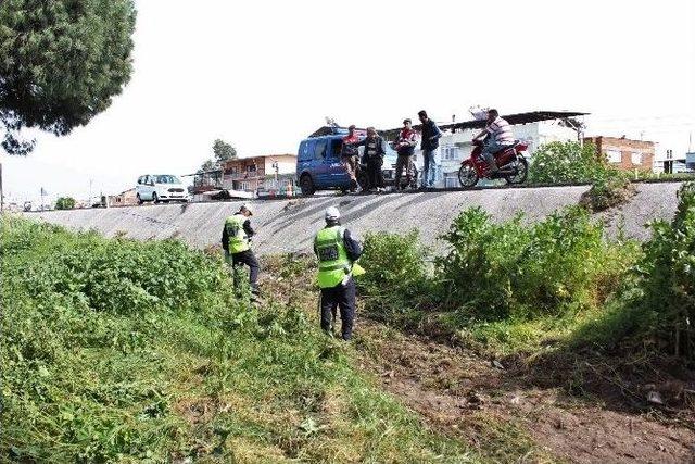 Rüzgardan Savrulan Kamyon Şarampole Yuvarlandı