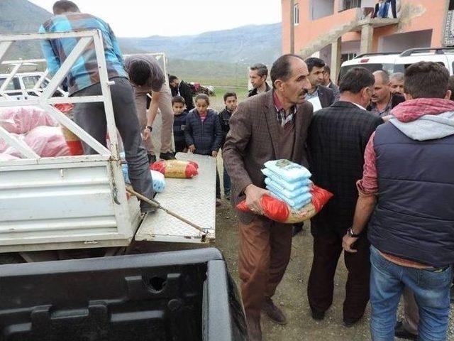 Derecik Belediyesi Yüksekova’dan Beldeye Göç Eden Tüm Ailelerin Kira Ve Gıda Masraflarını Karşılıyor