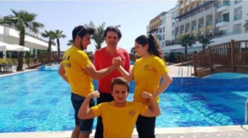 Kırık Kolundaki Al&ccedil;ıyı &Ccedil;ıkartıp Şampiyonaya Katıldı