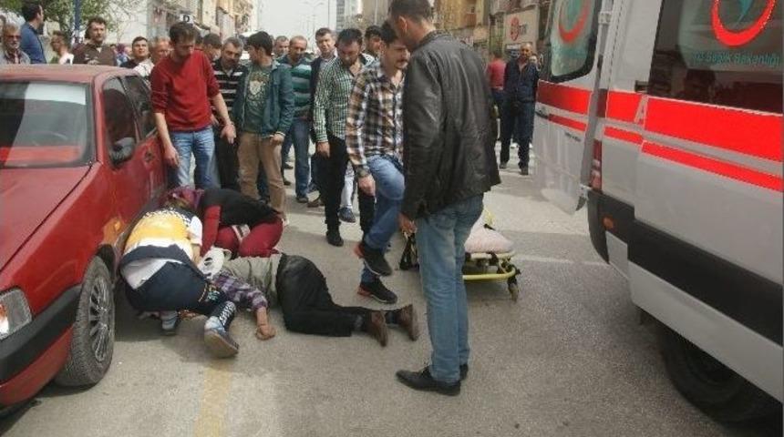 Boz&uuml;y&uuml;k&rsquo;te Motosiklet Yayaya &Ccedil;arptı: 1&rsquo;i Ağır 3 Yaralı