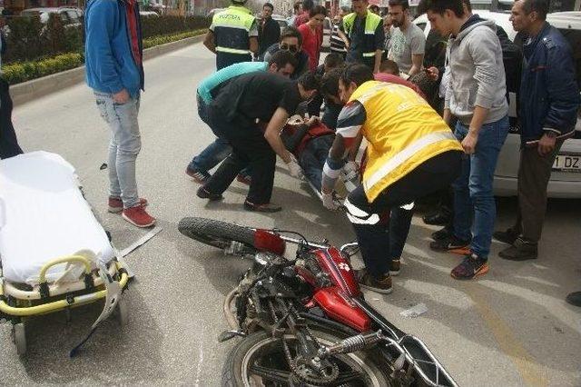 Bozüyük’te Motosiklet Yayaya Çarptı: 1’i Ağır 3 Yaralı