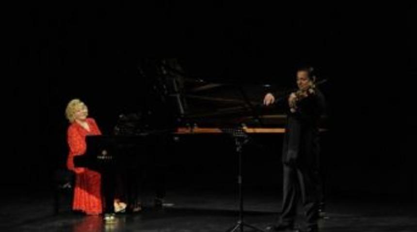 Be&uuml; D&uuml;nyaca &Uuml;nl&uuml; Piyanist G&uuml;lsin Onay Ve Keman Sanat&ccedil;ısı Erkin Onay&rsquo;ı Ağırladı