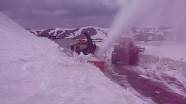 Erzurum’da Nisan Ayında Karla Mücadele