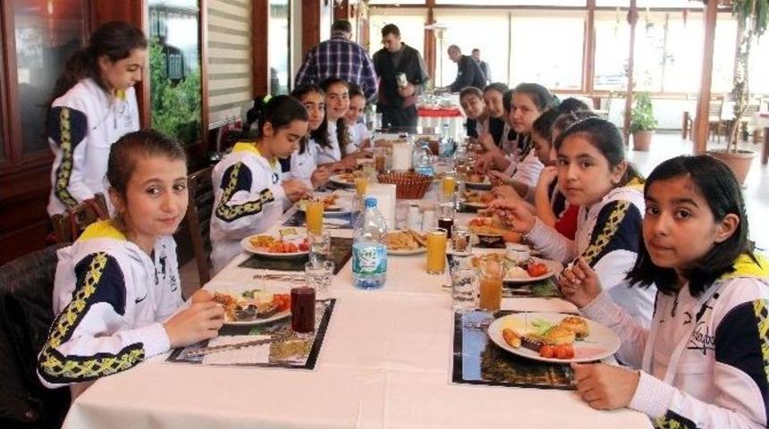 İlişi Konak Otel&rsquo;den Ortaokulun Yıldızlarına Kahvaltı Jesti
