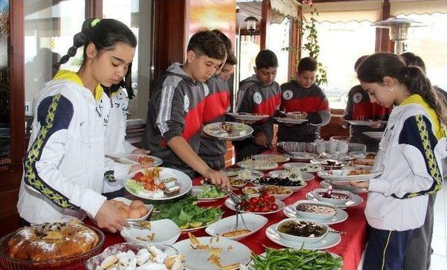 İlişi Konak Otel’den Ortaokulun Yıldızlarına Kahvaltı Jesti