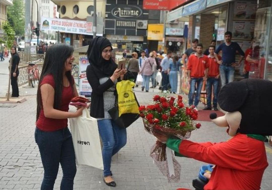 &lsquo;mıckey Mouse&rsquo; Kost&uuml;ml&uuml; Evlilik Teklifi