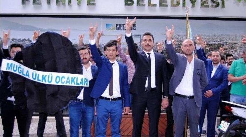&Uuml;lk&uuml;c&uuml;lerden Fethiye Belediyesi&rsquo;ne Siyah &Ccedil;elenk
