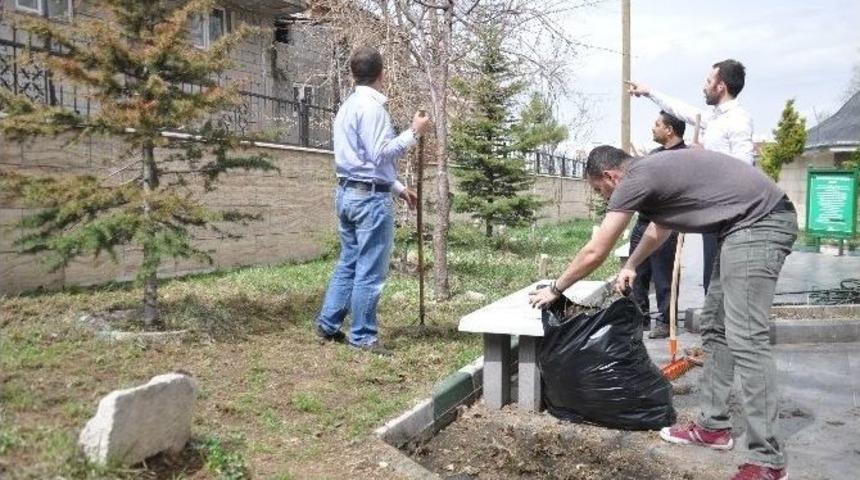 Stk Temsilcileri Muştak Baba Ve Zerzemi T&uuml;rbelerini Temizledi