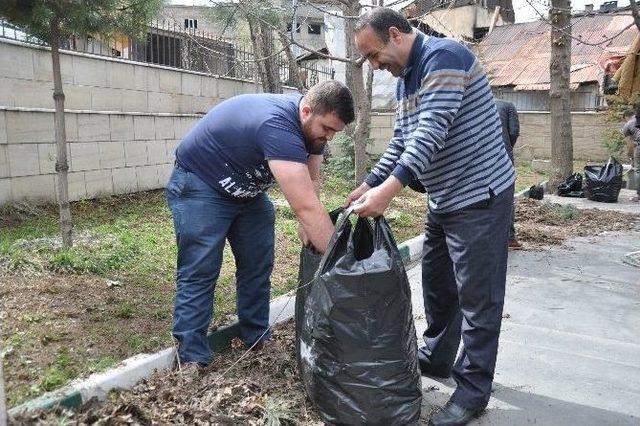 Stk Temsilcileri Muştak Baba Ve Zerzemi Türbelerini Temizledi