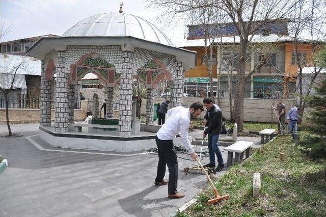 Stk Temsilcileri Muştak Baba Ve Zerzemi Türbelerini Temizledi