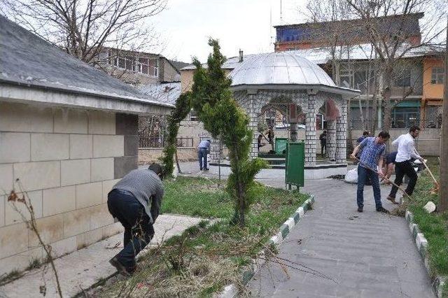 Stk Temsilcileri Muştak Baba Ve Zerzemi Türbelerini Temizledi