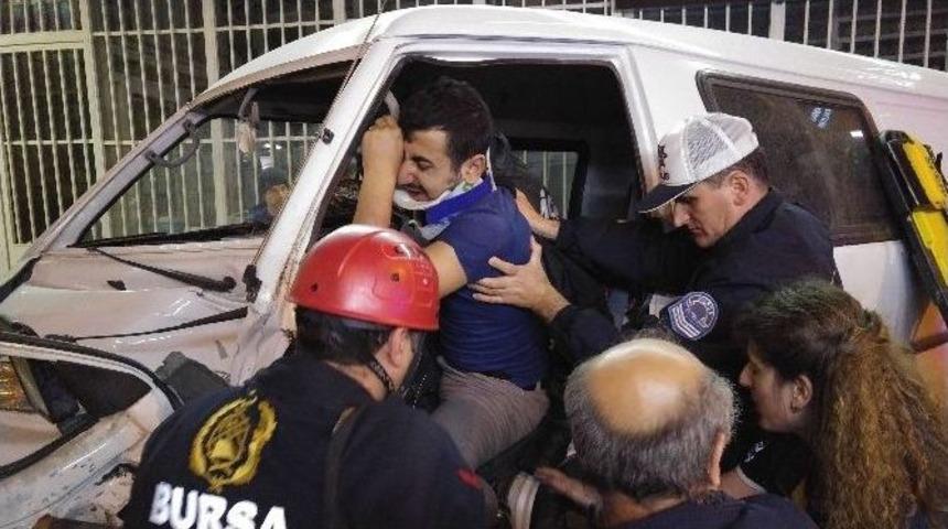 Sıkıştığı Ara&ccedil;tan Dakikalarca &Ccedil;ıkarılamadı