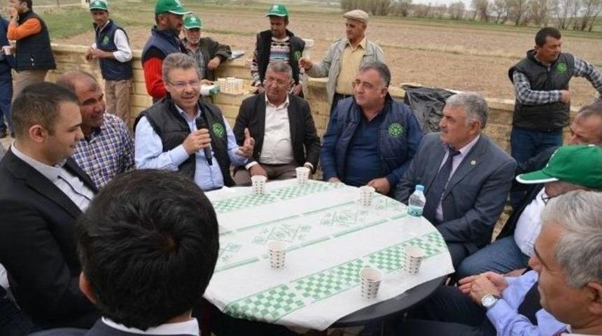 Kayseri Şeker&rsquo;in Milli G&uuml;reş&ccedil;i Nasuh Akar&rsquo;ın Yiğitler K&ouml;y&uuml;nde D&uuml;zenlediği Pancar Ekim G&uuml;n&uuml;ne İl&ccedil;e Protokol&uuml; De Tam Kadro Katıldı