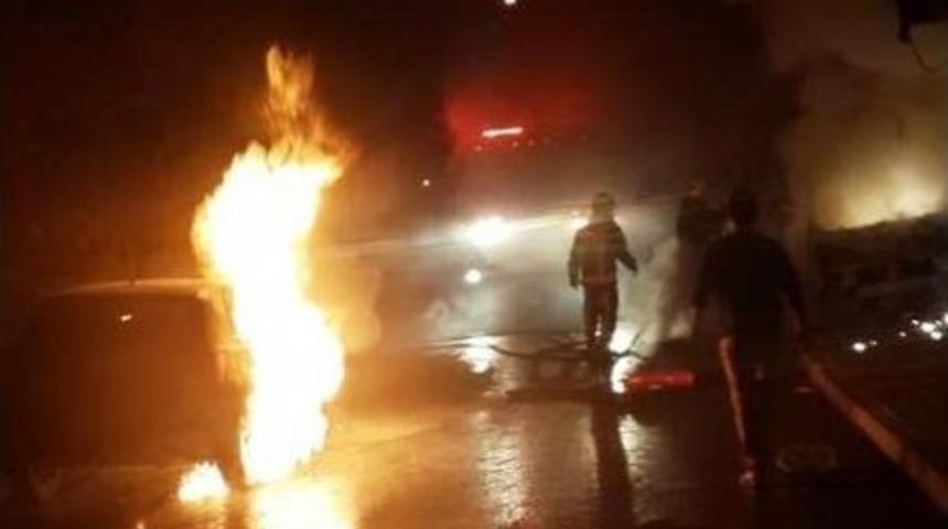 Sultanbeyli&rsquo;de 11 Ara&ccedil; Kundaklandı