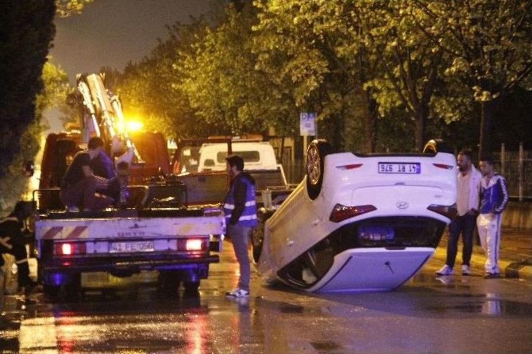 D&uuml;z Yolda Kontrolden &Ccedil;ıkan Otomobil Direğe &Ccedil;arpıp Takla Attı: 2 Yaralı