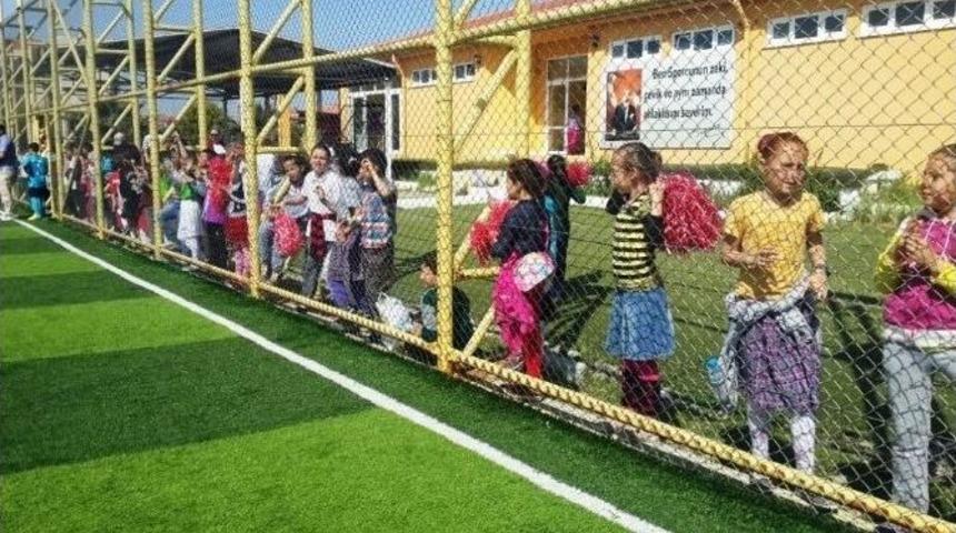 Ayvalık&rsquo;ta İlkokullar Arası Minikler Futbol Şenliği