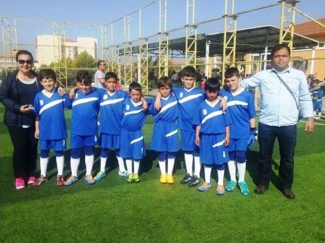 Ayvalık’ta İlkokullar Arası Minikler Futbol Şenliği