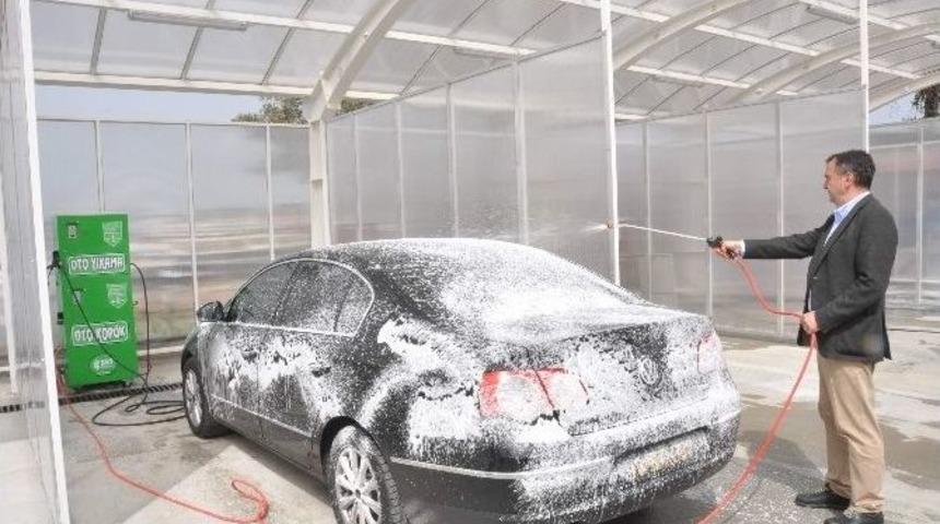 Belediye Başkanı Makam Arabasını Kendi Yıkadı