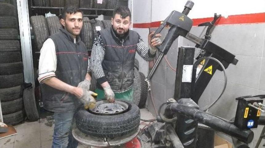 Kışlık Lastik Uygulaması Lastik Tamircilerinin Y&uuml;z&uuml;n&uuml; G&uuml;ld&uuml;r&uuml;yor