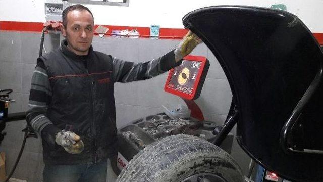 Kışlık Lastik Uygulaması Lastik Tamircilerinin Y&uuml;z&uuml;n&uuml; G&uuml;ld&uuml;r&uuml;yor 1