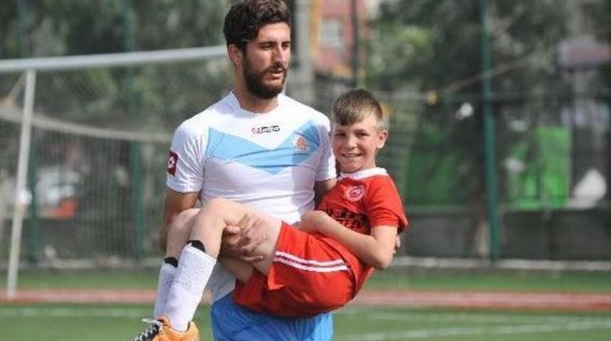 Futbolculara Kızdı Sahaya &Ccedil;ocukları &Ccedil;ıkardı