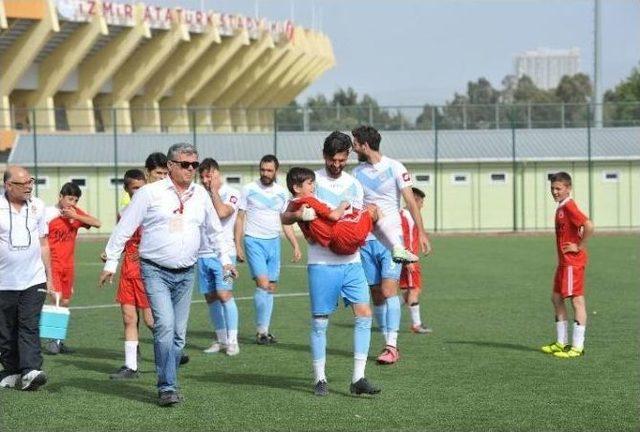 Futbolculara Kızdı Sahaya Çocukları Çıkardı