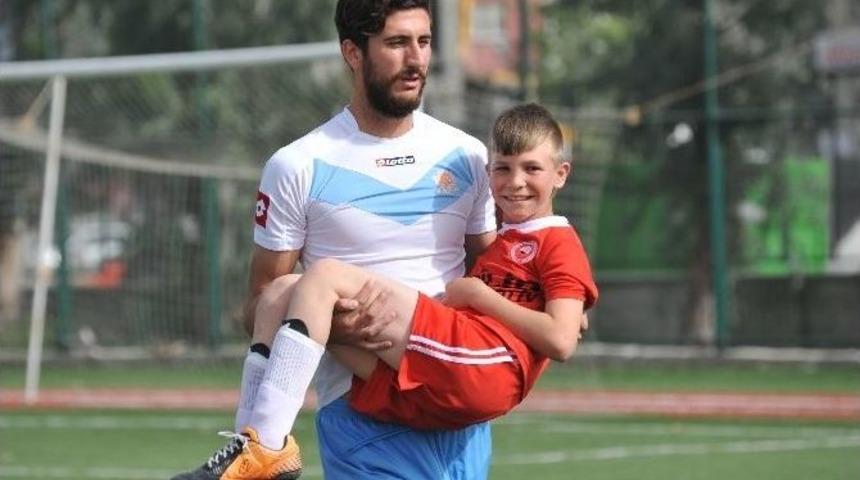 Futbolculara Kızdı Sahaya &Ccedil;ocukları &Ccedil;ıkardı