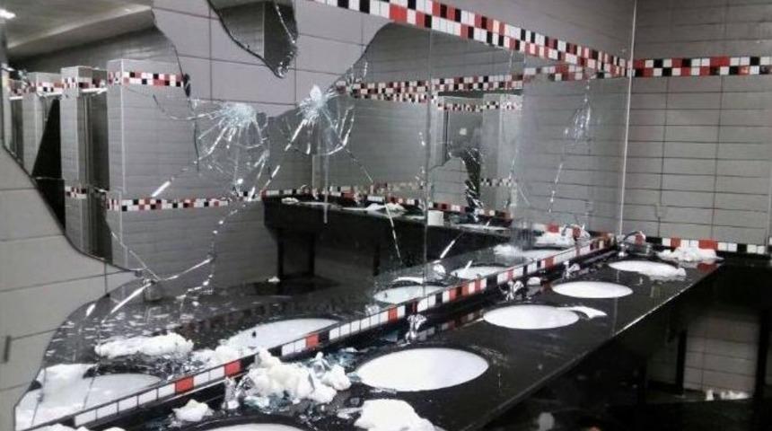 Fenerbah&ccedil;eli Taraftarlar Mağlubiyetin Acısını Koltuk Ve Tuvaletlerden &Ccedil;ıkardı