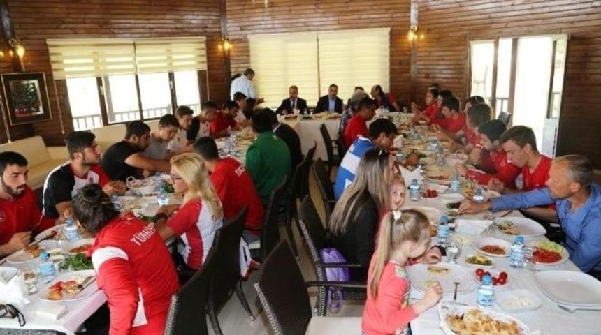 &Ccedil;elikcan Milli Sporcularla Kahvaltıda Buluştu