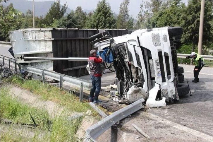 İzmir’de Tır Devrildi: 1 Ölü G1