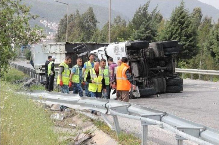 İzmir’de Tır Devrildi: 1 Ölü G3