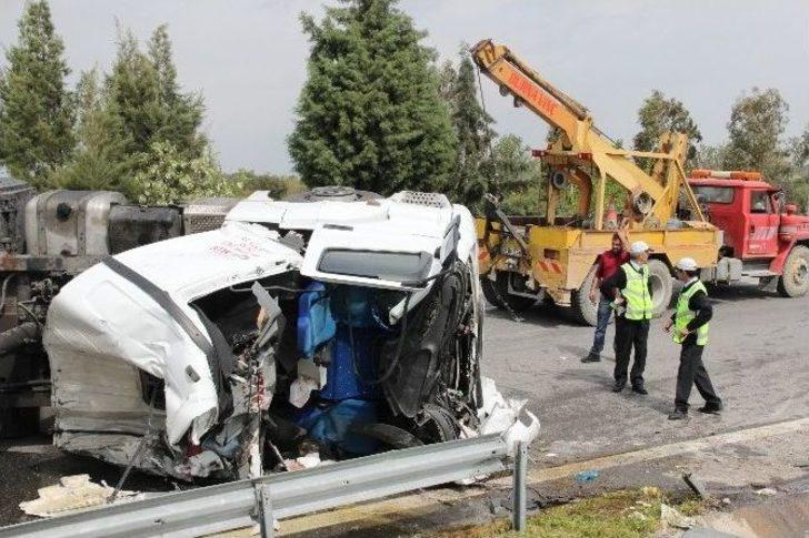 İzmir’de Tır Devrildi: 1 Ölü G4