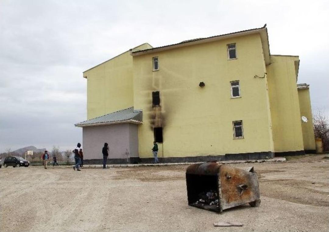 Van&rsquo;da Okul Yaktılar