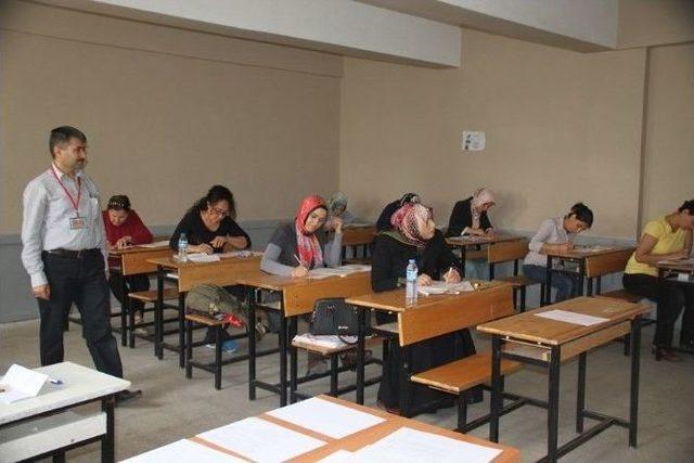 Sağlık Personeli Hac Sınavı Adana’da Yapıldı