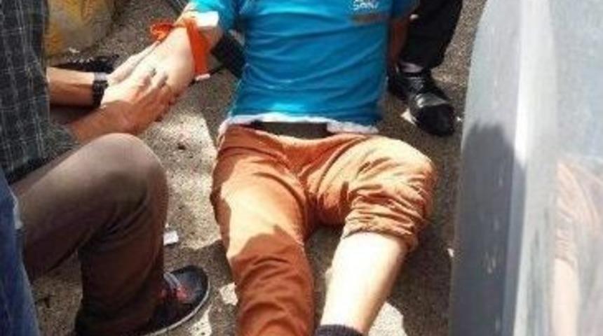 Motosiklet İle Hafif Ticari Ara&ccedil; &Ccedil;arpıştı: 2 Yaralı