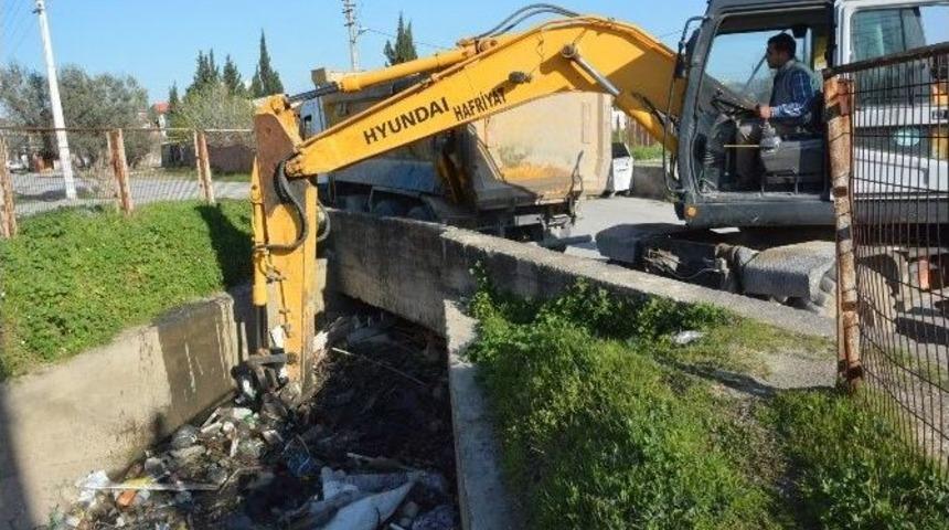 Yunusemre&rsquo;den Mahalleliyi Sevindiren &Ccedil;alışma