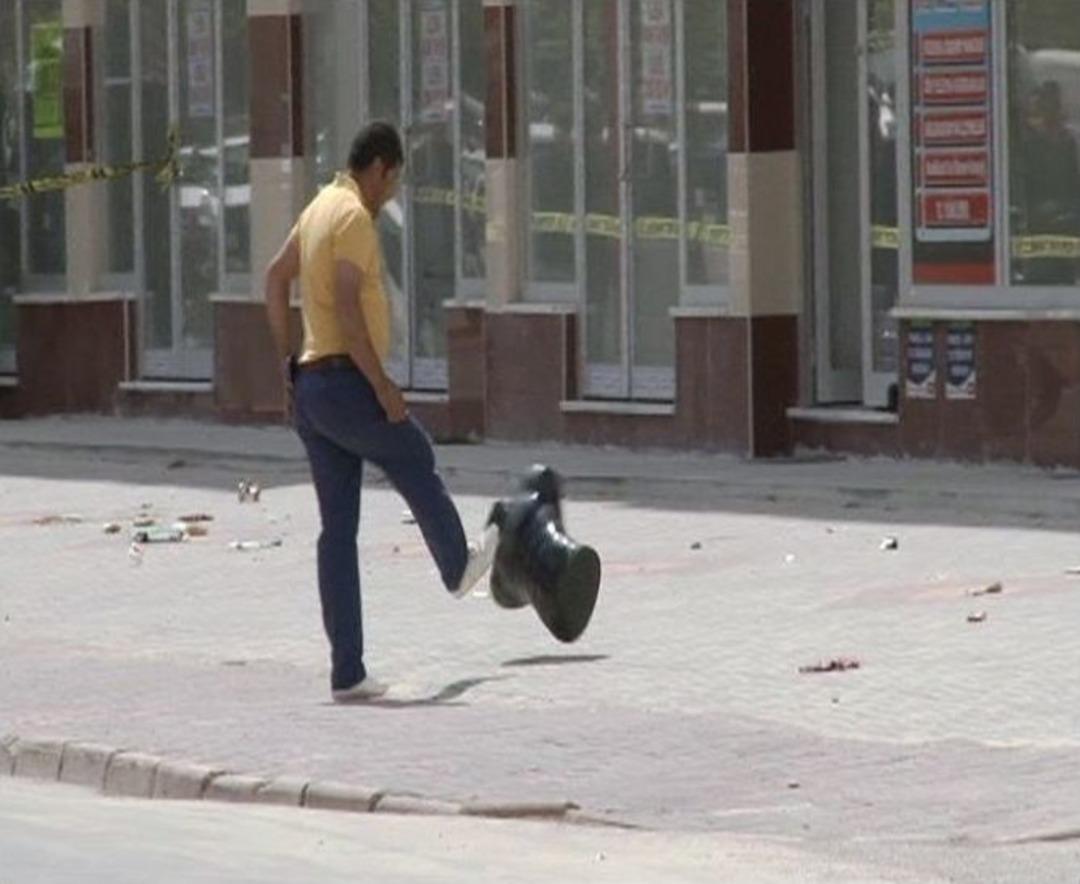 (&ouml;zel Haber) Ş&uuml;pheli Pakete &Ouml;nce Taş Attı Sonra Tekmeledi