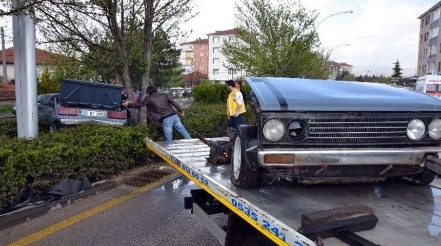 Başkent&rsquo;te Ağaca &Ccedil;arpan Otomobil İkiye B&ouml;l&uuml;nd&uuml;