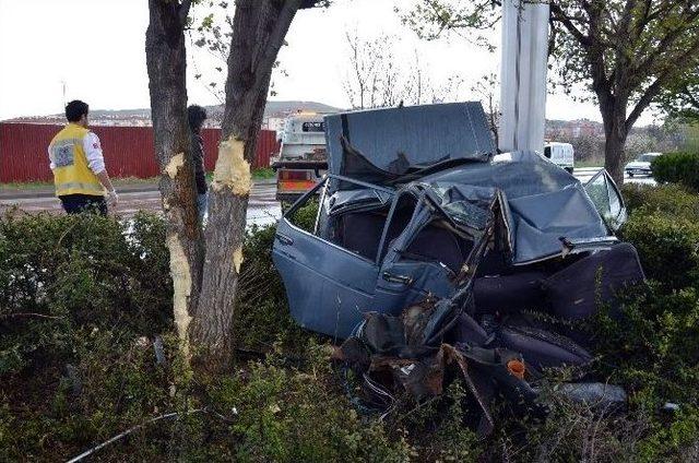 Başkent’te Ağaca Çarpan Otomobil İkiye Bölündü